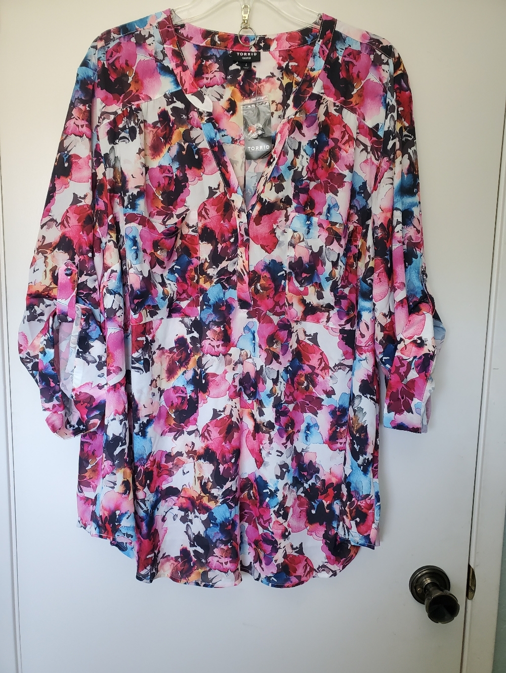 Torrid Woman's Harper Georgette Watercolor V-Neck Top Roll-Tab Sleeve 4X NWT